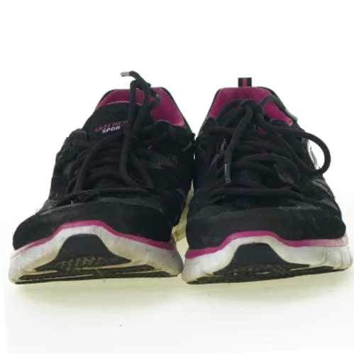 Sko fra Skechers (str. 385)