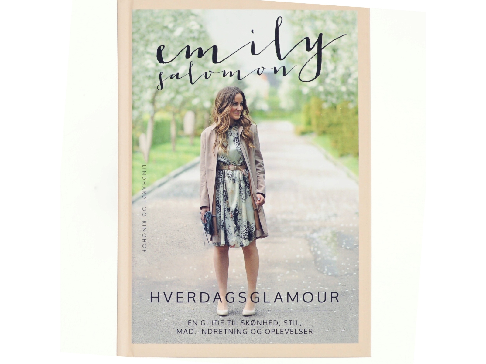 Hverdagsglamour : en guide til skønhed, stil, mad, indretning og oplevelser af Emily Salomon (Bog)