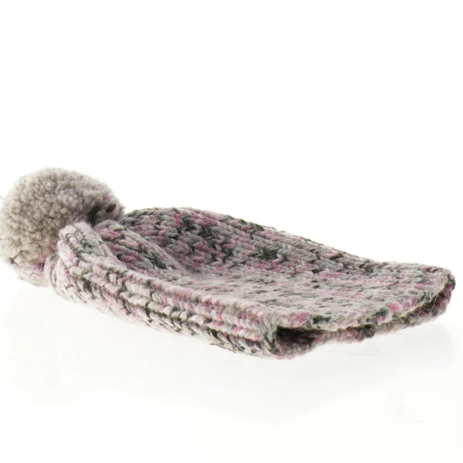 Strikket hue med pompon (str. 27 x 18 cm)