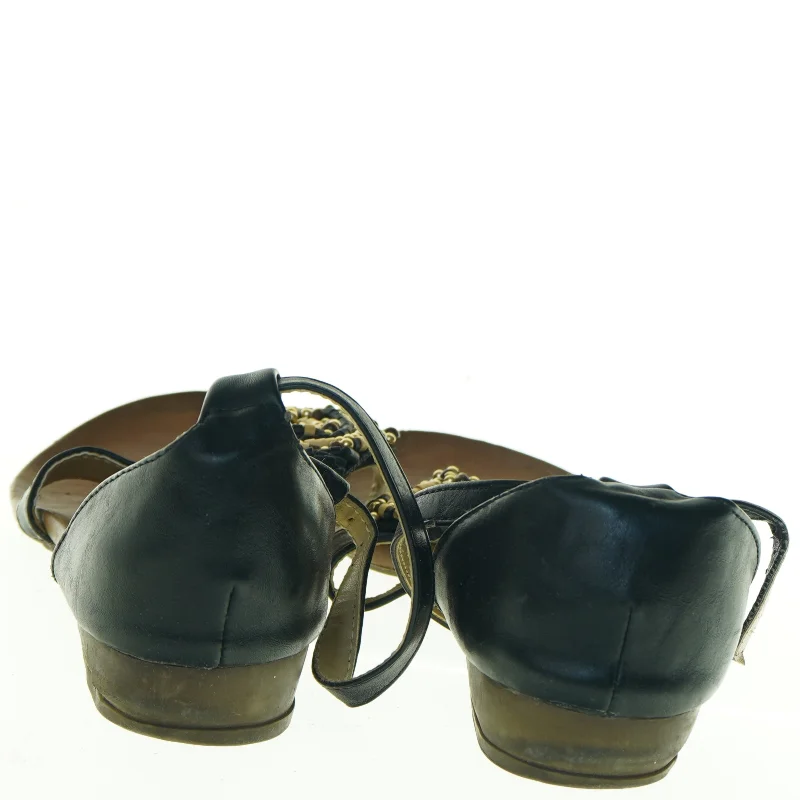 Sorte sandaler med perledetaljer (str. 39)