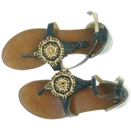 Sorte sandaler med perledetaljer (str. 39)