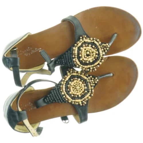 Sorte sandaler med perledetaljer (str. 39)