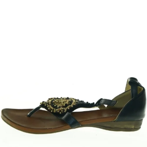 Sorte sandaler med perledetaljer (str. 39)