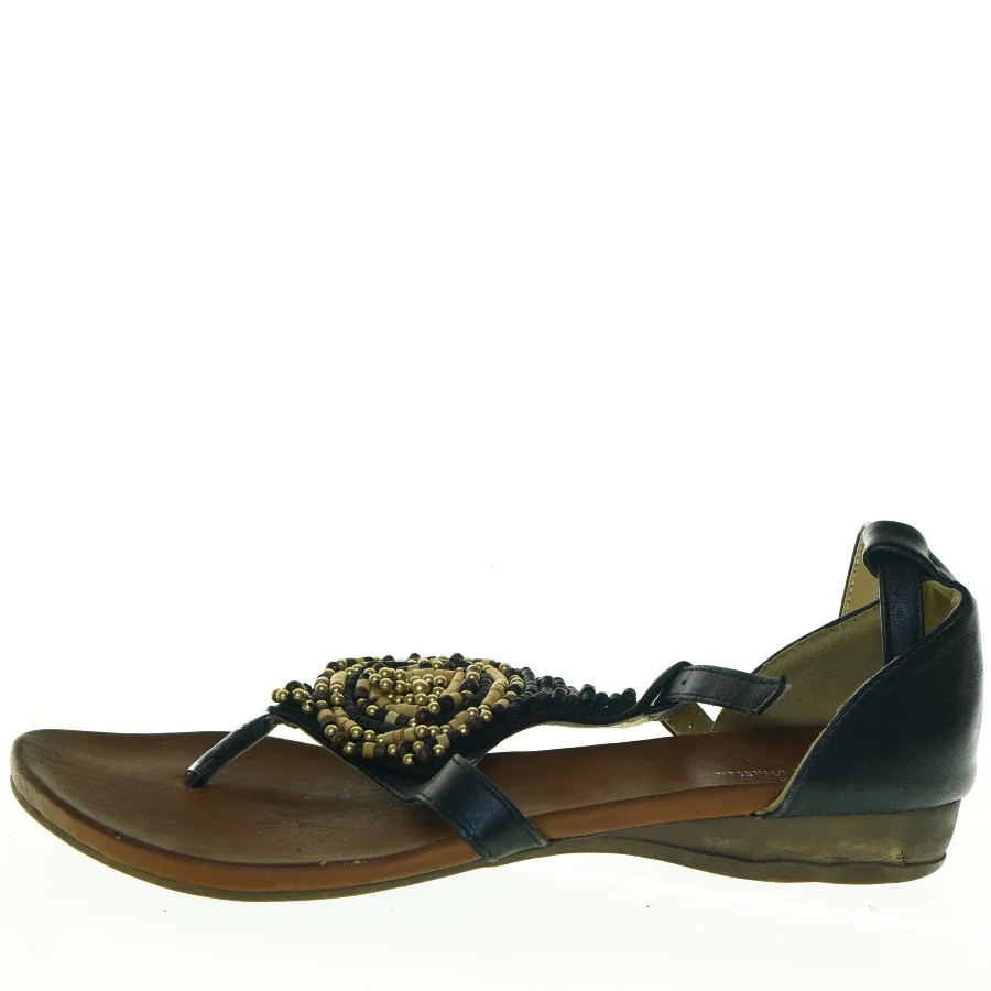 Sorte sandaler med perledetaljer (str. 39)