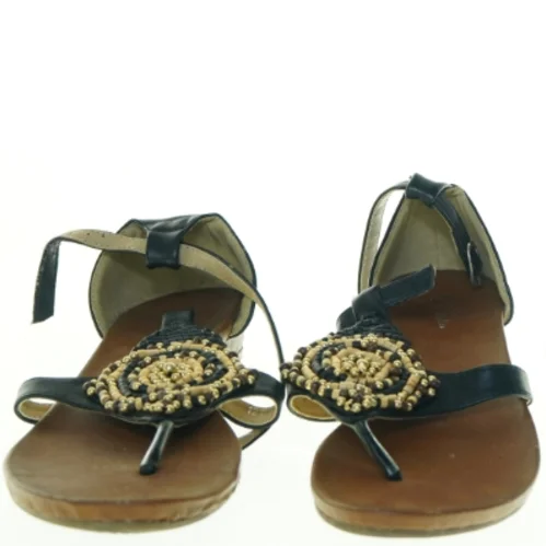 Sorte sandaler med perledetaljer (str. 39)