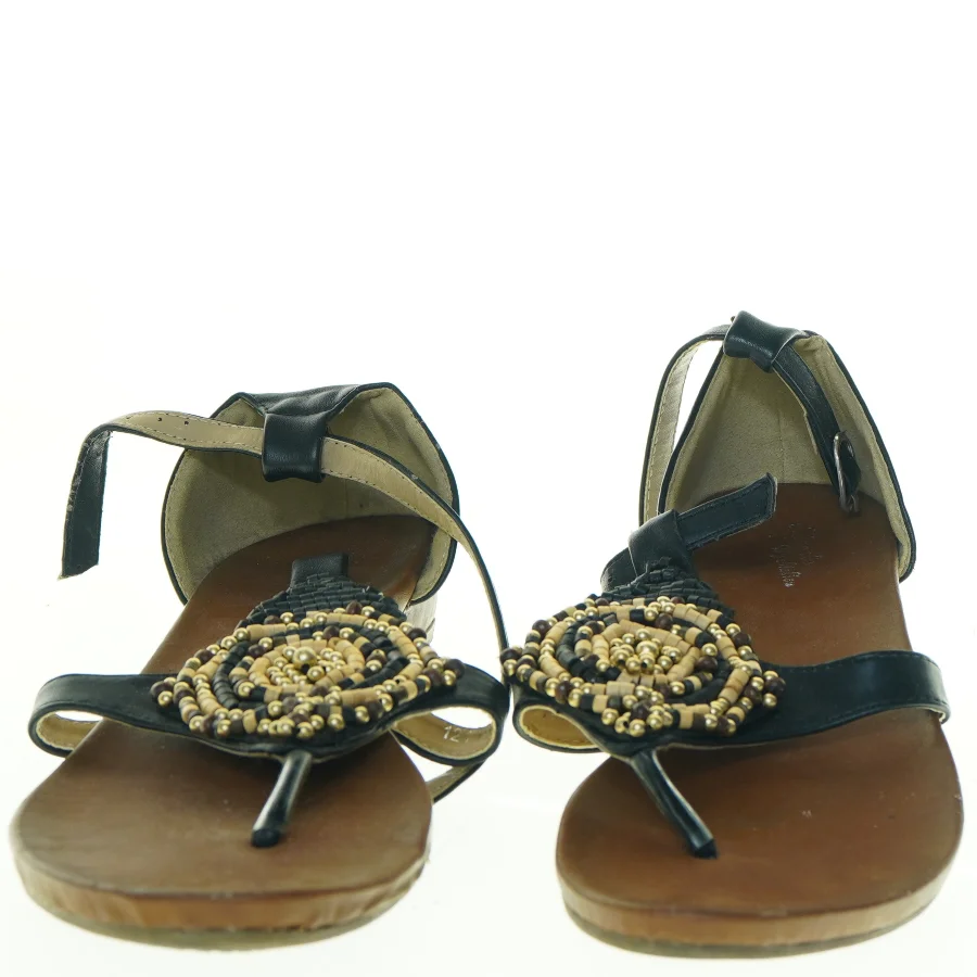 Sorte sandaler med perledetaljer (str. 39)