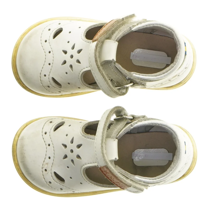 Sandaler i hvidt læder fra KAVAT (str. 22)