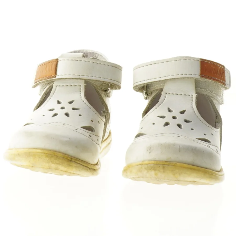 Sandaler i hvidt læder fra KAVAT (str. 22)