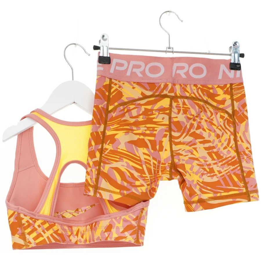 Sports top og shorts fra Nike (str. 146)