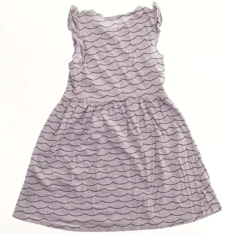 Pigekjole med bølgemønster fra H&M (str. 140)