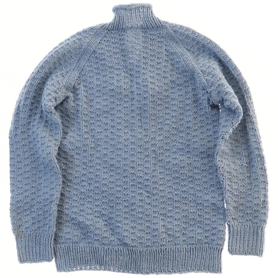 Strikket trøje med fletmønster (str.  bryst: 34 længde:50 cm)