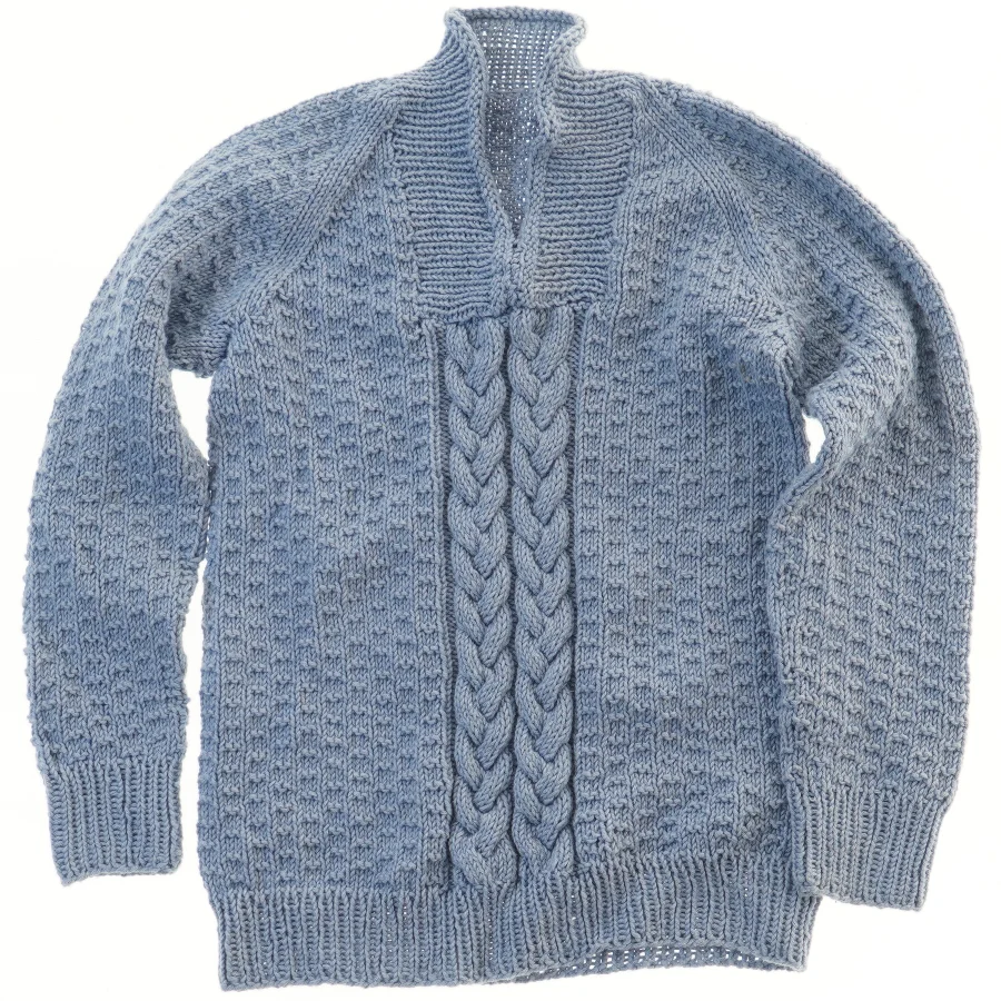 Strikket trøje med fletmønster (str.  bryst: 34 længde:50 cm)