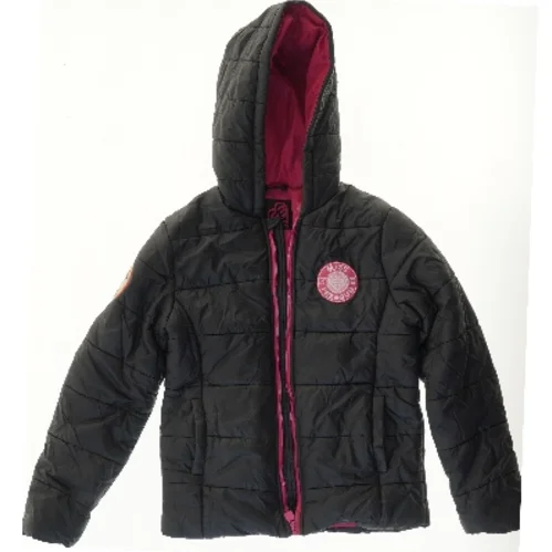 Vatteret jakke med hætte (str. 164)