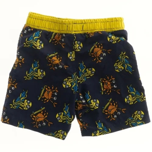 Badeshorts med krabbe- og dykkerprint fra Bluezoo (str. 98)