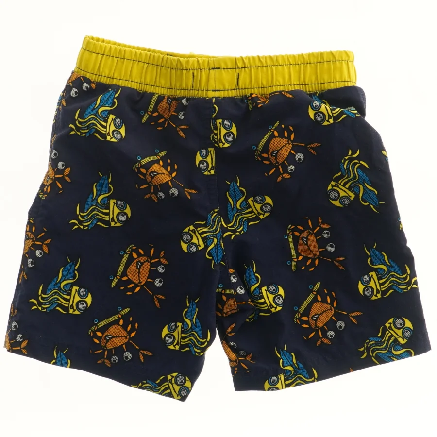 Badeshorts med krabbe- og dykkerprint fra Bluezoo (str. 98)