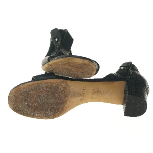 Sorte sandaler med slangeskindsdetaljer fra Vince (str. 38 )