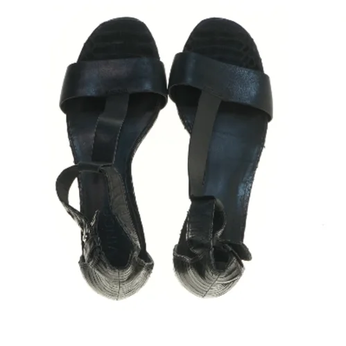 Sorte sandaler med slangeskindsdetaljer fra Vince (str. 38 )