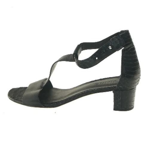 Sorte sandaler med slangeskindsdetaljer fra Vince (str. 38 )