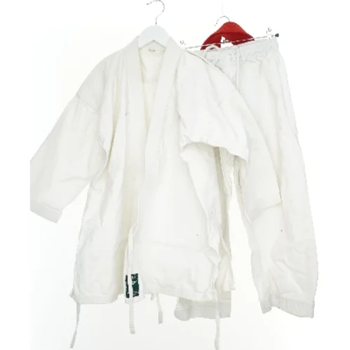 Judo gi med bælte (str. 152)