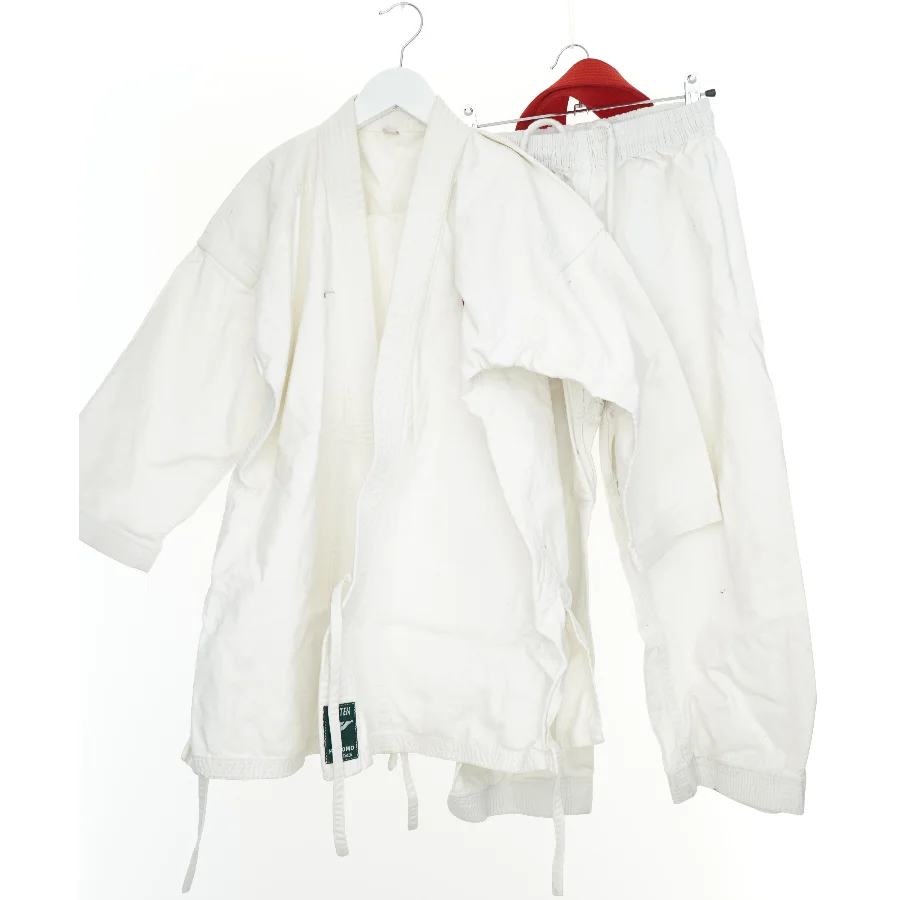 Judo gi med bælte (str. 152)