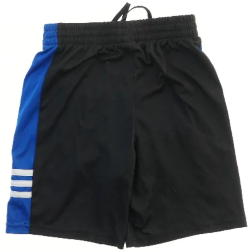 Adidas Sportsshorts med blå detaljer fra Adidas (str. 128)