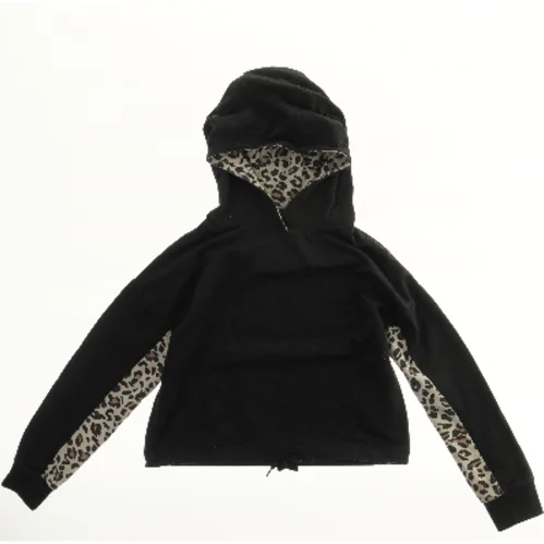Sort hættetrøje med leopardmønster (str. 140)
