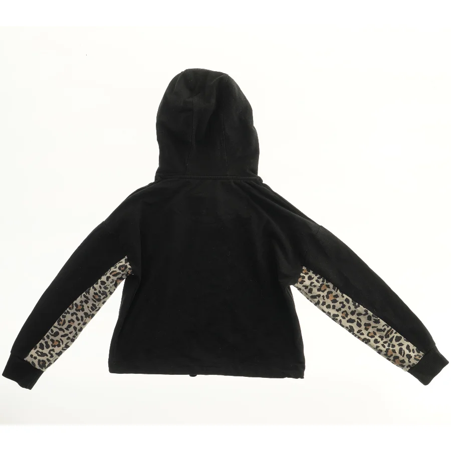 Sort hættetrøje med leopardmønster (str. 140)