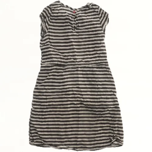 Stribet kjole med bånd (str. 116)