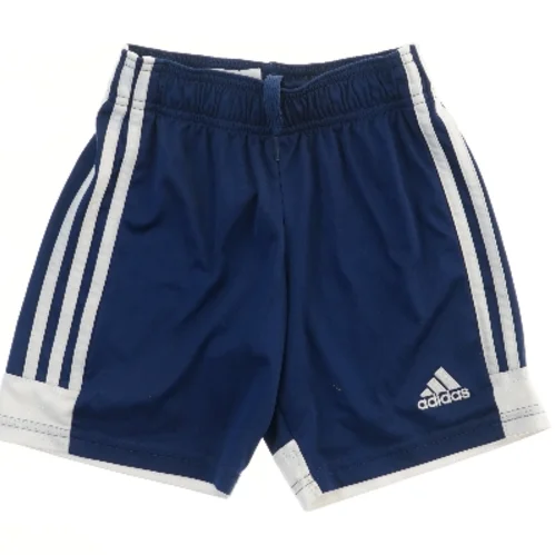 Sports shorts fra Adidas (str. 122)