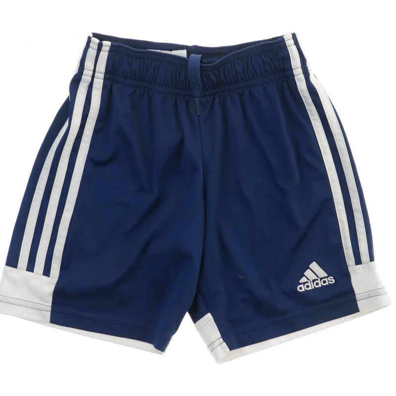 Sports shorts fra Adidas (str. 122)