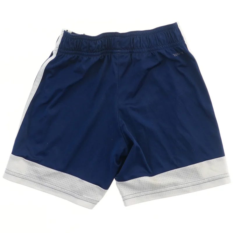 Sports shorts fra Adidas (str. 122)