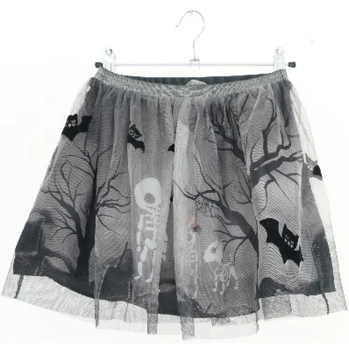 Halloween nederdel med skeletdesign fra H&M (str. 122)