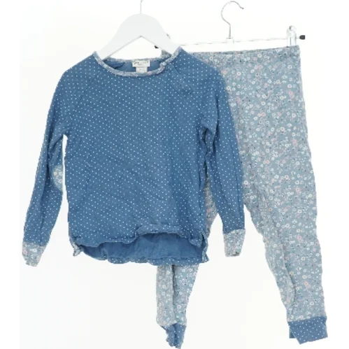 Pyjamas sæt med blå trøje og mønstrede bukser fra cyrillus (str. 116)