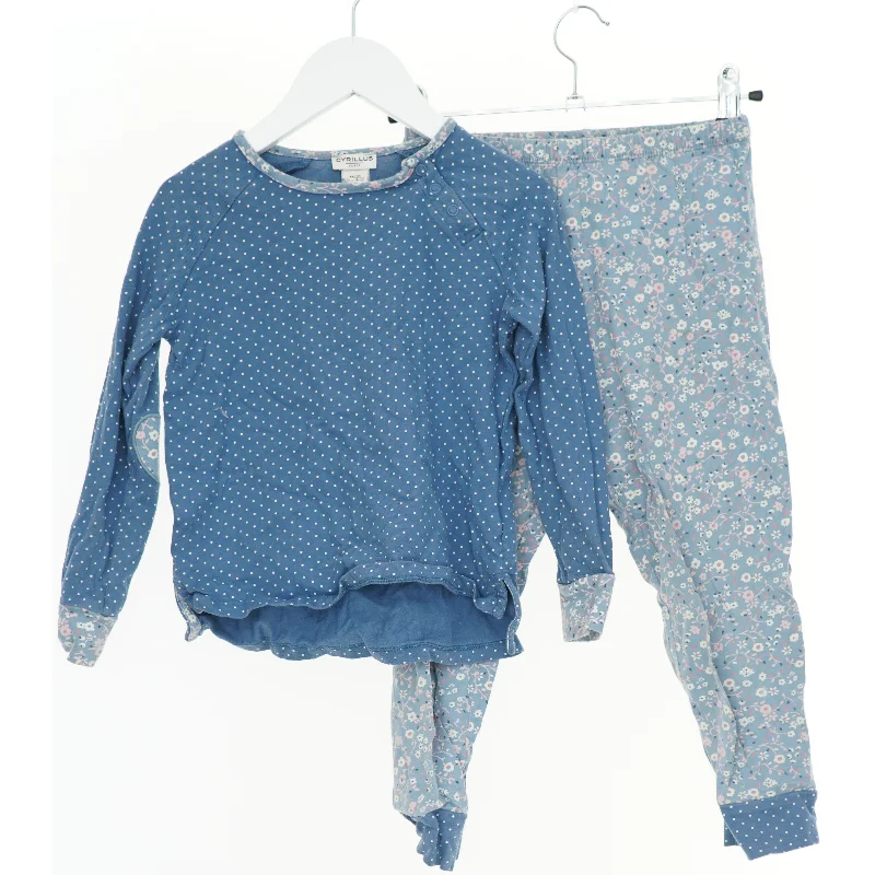 Pyjamas sæt med blå trøje og mønstrede bukser fra cyrillus (str. 116)