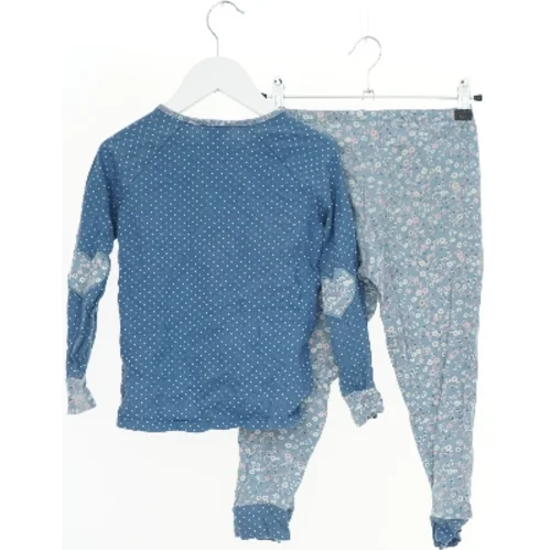 Pyjamas sæt med blå trøje og mønstrede bukser fra cyrillus (str. 116)