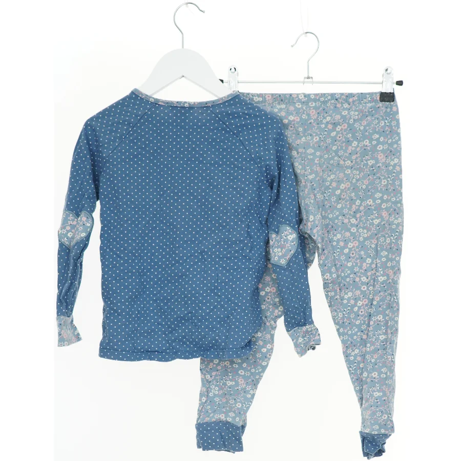 Pyjamas sæt med blå trøje og mønstrede bukser fra cyrillus (str. 116)