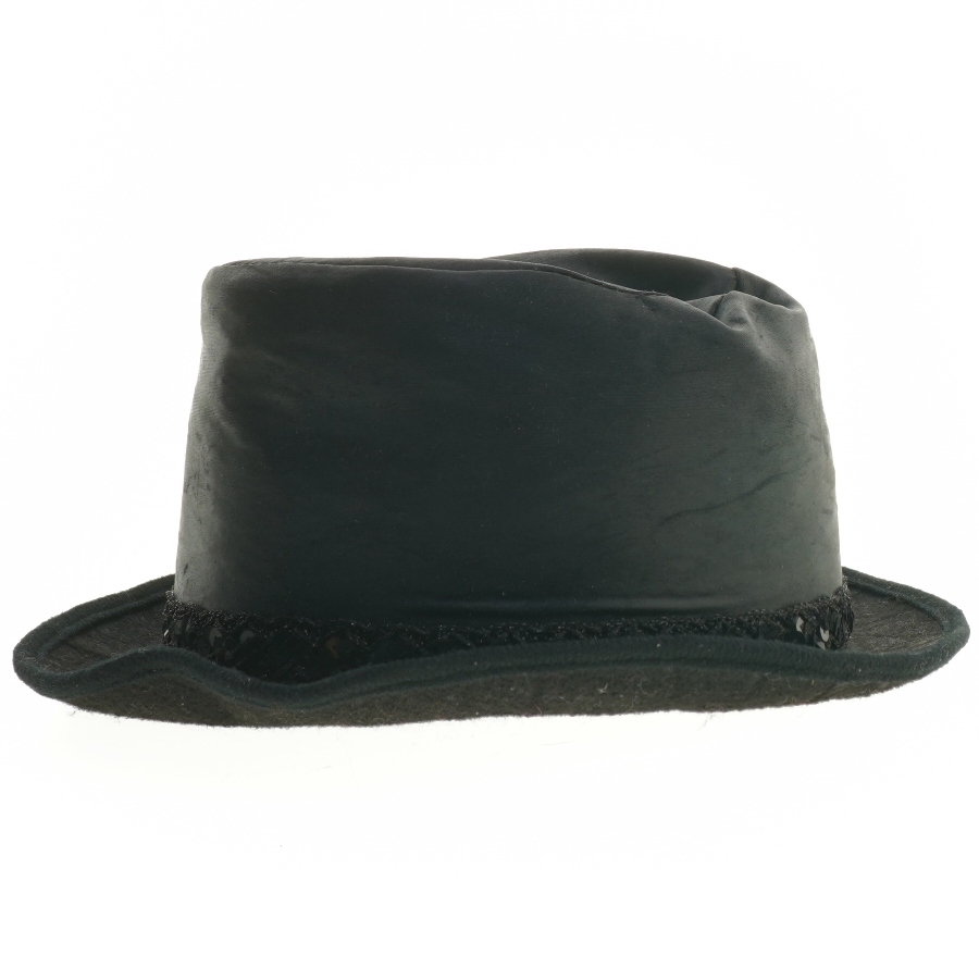 Sort hat med dekorativ bånd (str. Ø 18 cm)