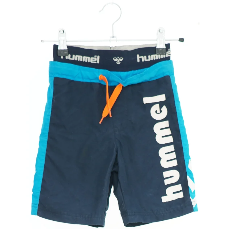 Badebukser med logo fra Hummel (str. 92)