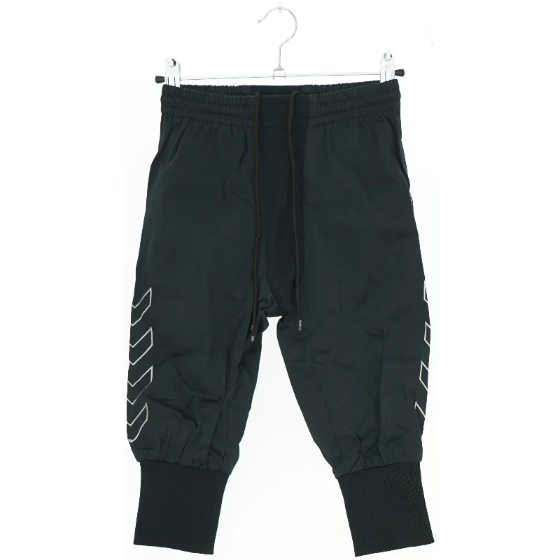 Sort joggerbukser med mønster fra Hummel (str. 122)
