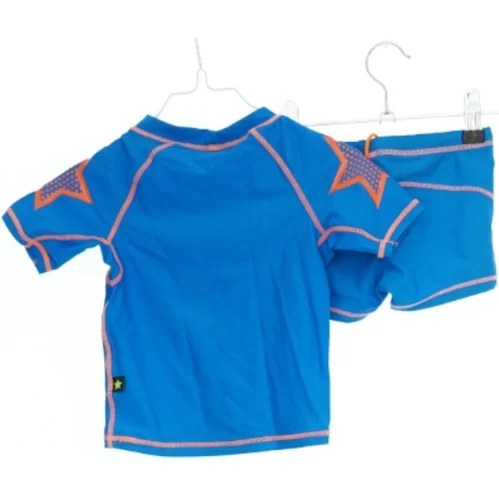 Badesæt med blå T-shirt og badebukser med stjerner (str. 86)