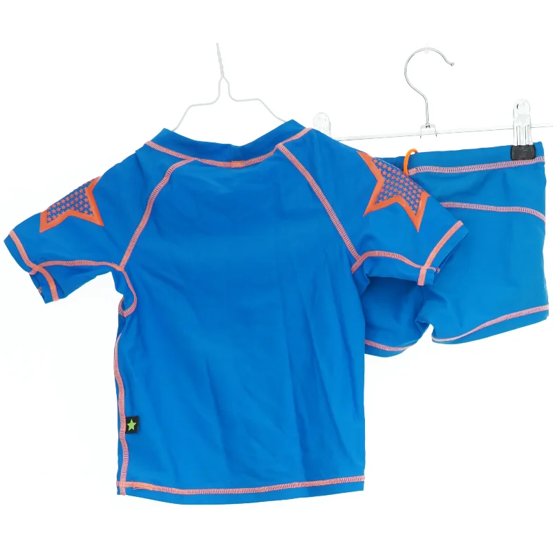 Badesæt med blå T-shirt og badebukser med stjerner (str. 86)