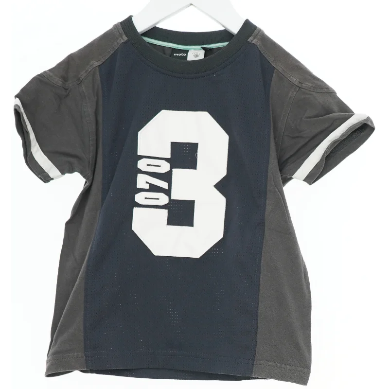 Sporty T-shirt med nummertryk fra Molo (str. 104)