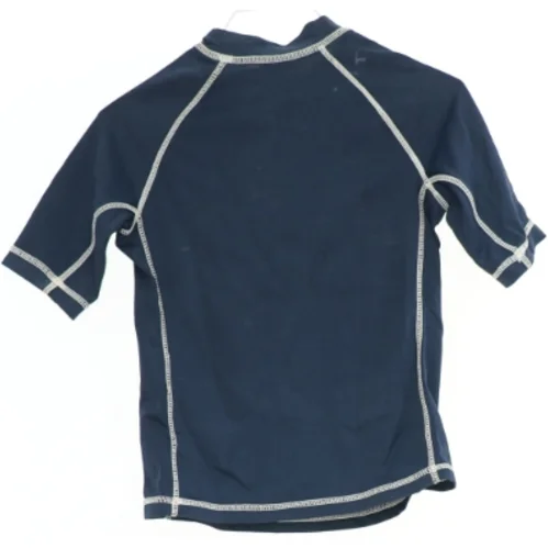 Mørkeblå UV-bluse med hvid tekst fra GapKids (str. 104)