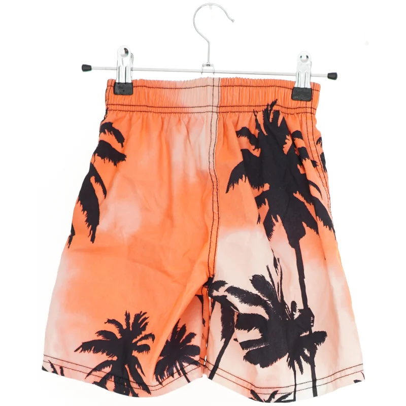 Orange badebukser med palmetræsmønster fra We Make Sport Alive (str. 116)