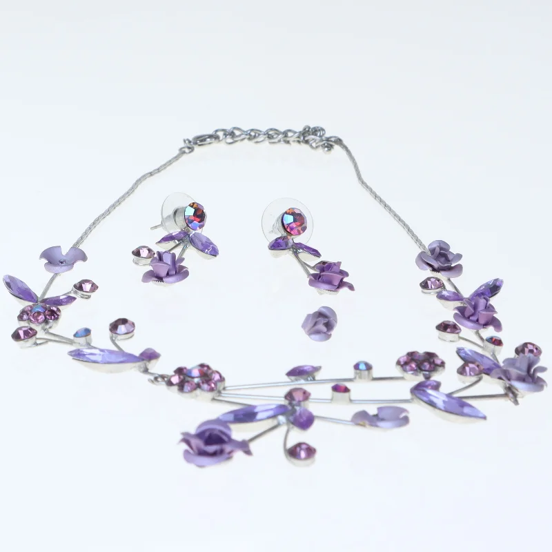 Smykkesæt med halskæde og øreringe (str. 44 cm og 4 cm)