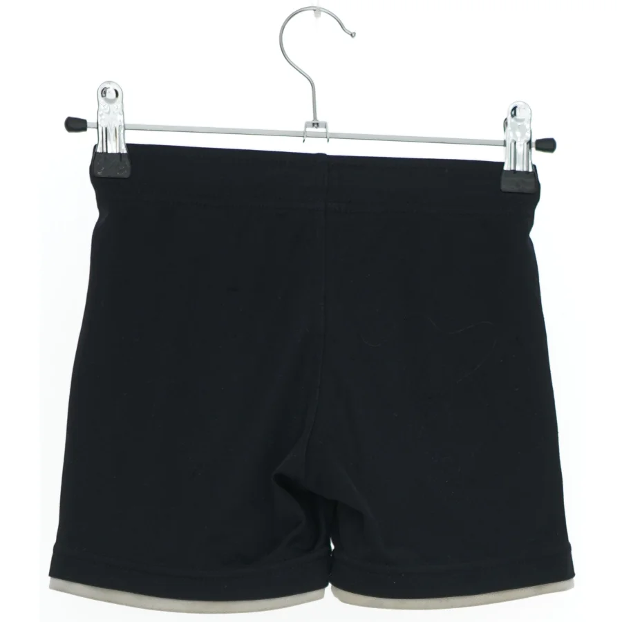 Shorts med nummer 10 fra H&M (str. 104)