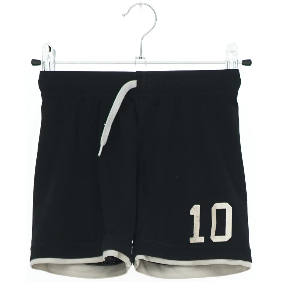 Shorts med nummer 10 fra H&M (str. 104)