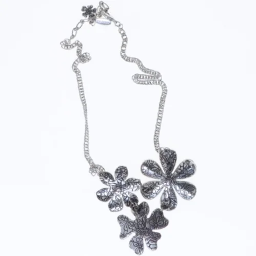 Blomstret halskæde med tre vedhæng fra Pilgrim (str. 50 cm)