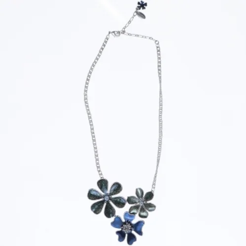 Blomstret halskæde med tre vedhæng fra Pilgrim (str. 50 cm)