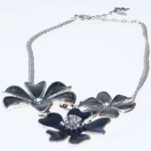 Blomstret halskæde med tre vedhæng fra Pilgrim (str. 50 cm)